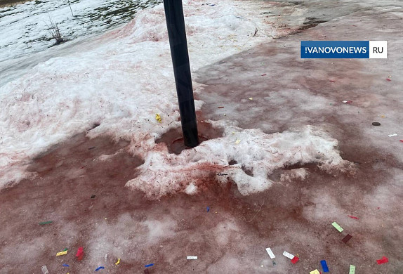 С плитки на площади в Наволоках слезает краска 